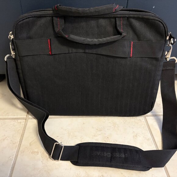 Swiss Gear 14" Laptop Carrying Case with Shoulder Strap - Picture 2 of 5